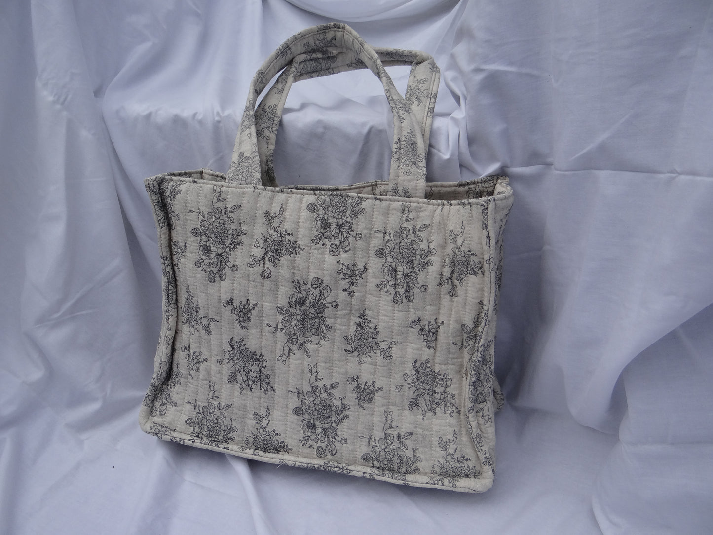 Sac cabas tissus noir et blanc motifs fleurs - Chez Ceane