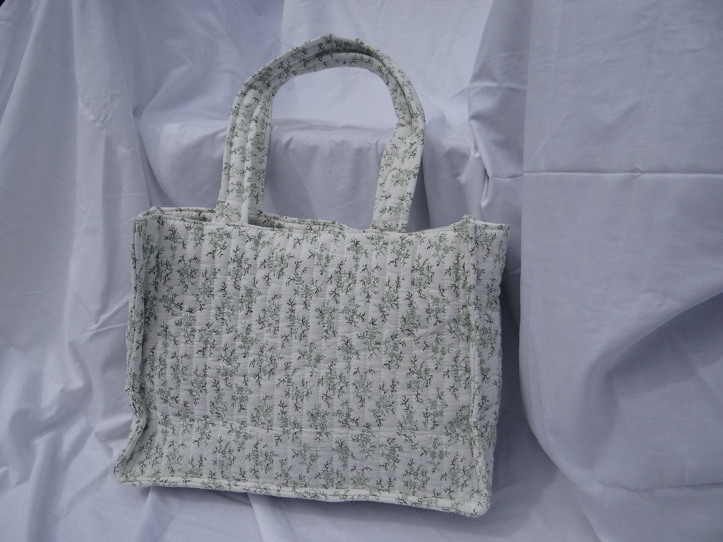 Sac cabas vert et blanc à fleurs tissus matelassé - Chez Ceane