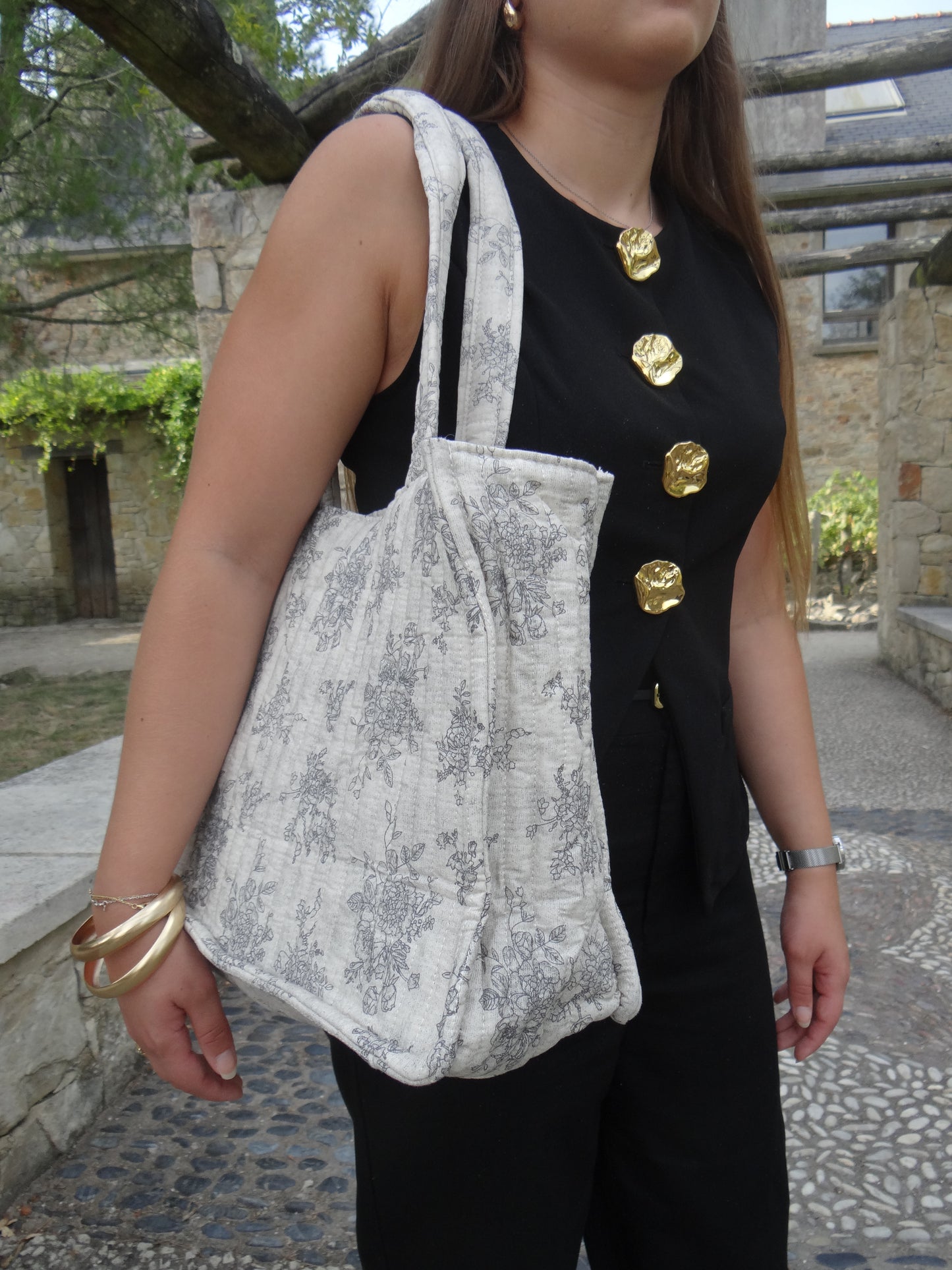 Sac cabas à fleurs noir et blanc en tissus matelassé - Chez Ceane