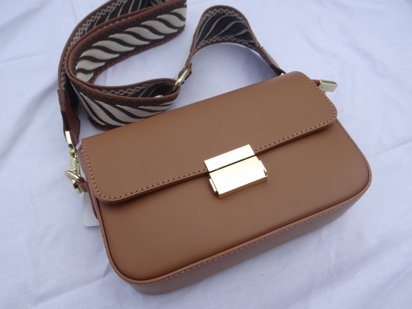 Sac cuir marron camel porté épaule bandoulière - Chez Ceane