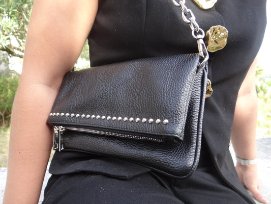 Sac cuir noir clouté porté épaule, style  zadig et voltaire - Chez Ceane