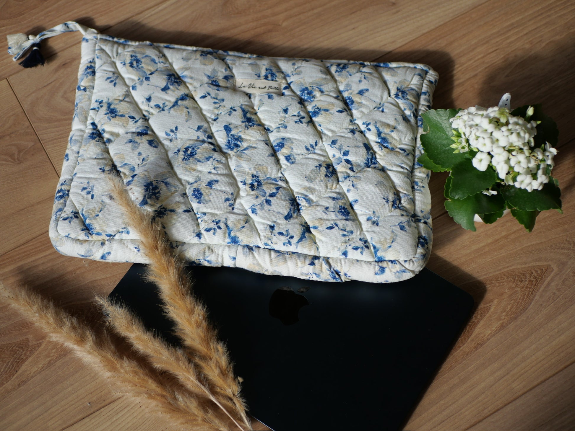 Pochette ordinateur remboure fleurs motifs blanche et bleu 