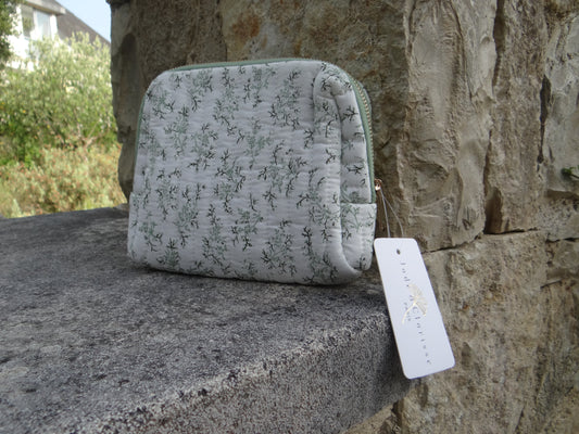 Pochette ou trousse fleurs blanc et vert tissus - Chez Ceane