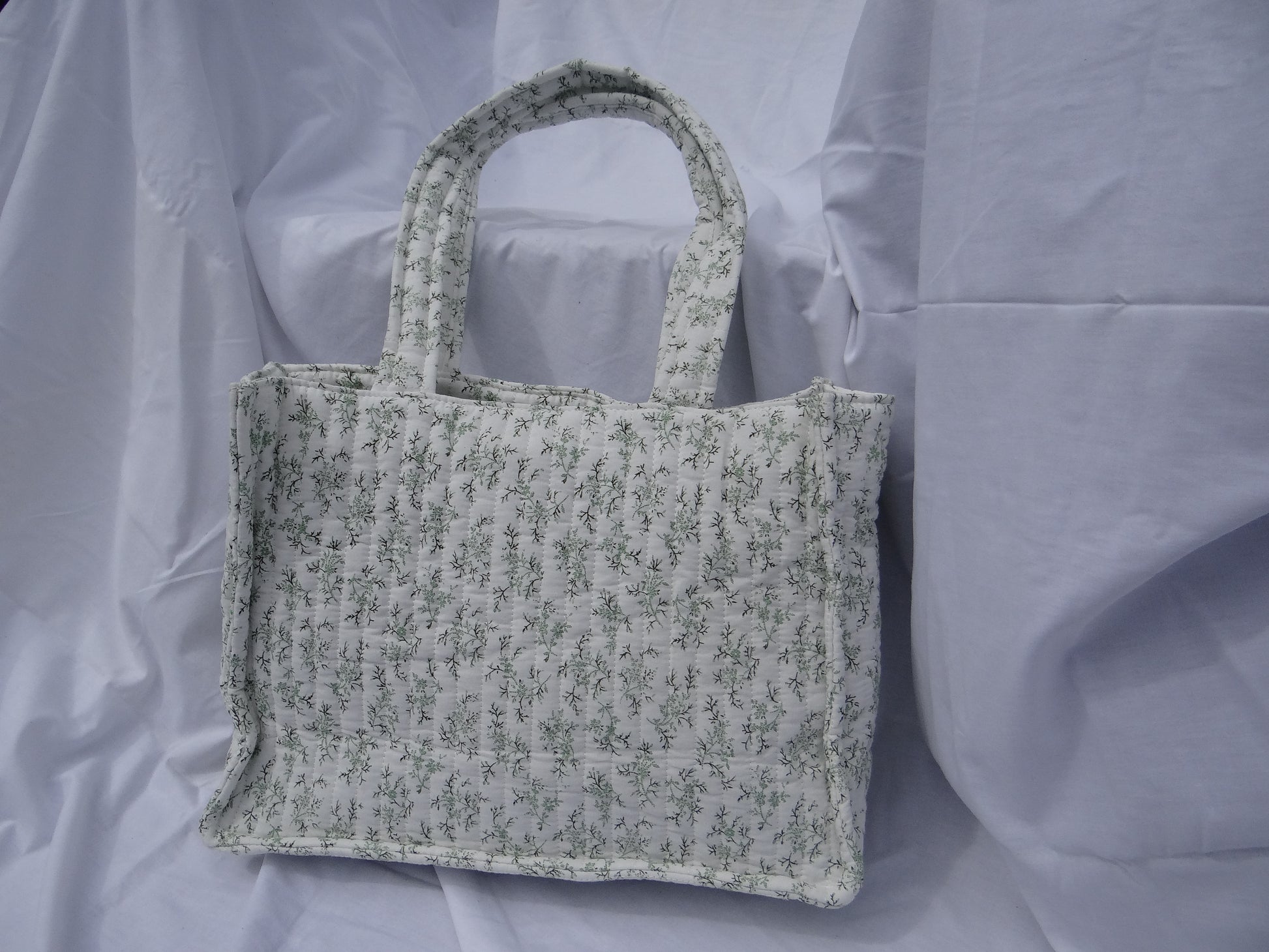 Sac cabas vert et blanc à fleurs tissus matelassé - Chez Ceane