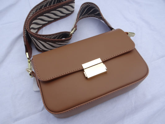 Sac cuir marron camel porté épaule bandoulière - Chez Ceane