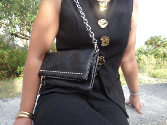 Sac cuir noir clouté porté épaule, style  zadig et voltaire - Chez Ceane
