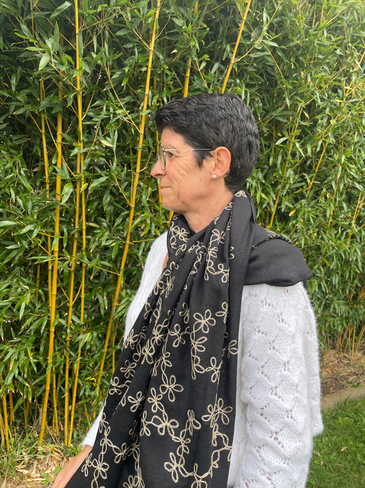 echarpe_brod_noir_broderie_chez_ceane